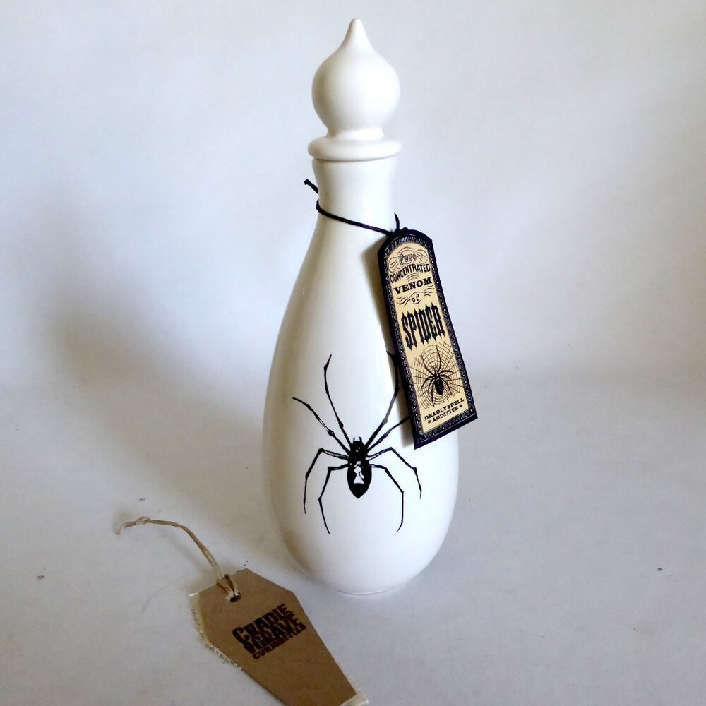 NEW CRADLE TO GRAVE CURIOSITIES HALLOWEEN  APOTHECARY SPIDER VENOM BOTTLE